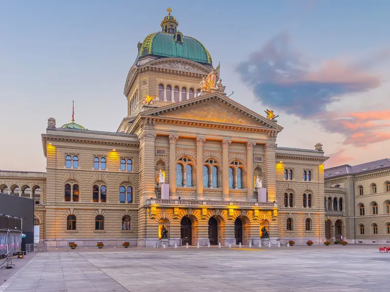 Bundeshaus in Bern in der Abenddämmerung